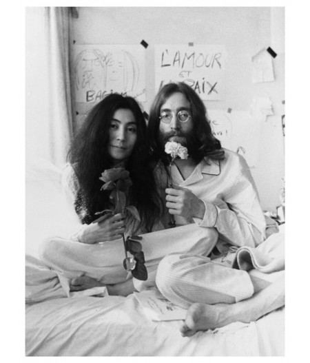 Tirage papier 40 x 60 cm PORTRAITS NB - John Lennon & Yoko - in bed  - Blue Shaker