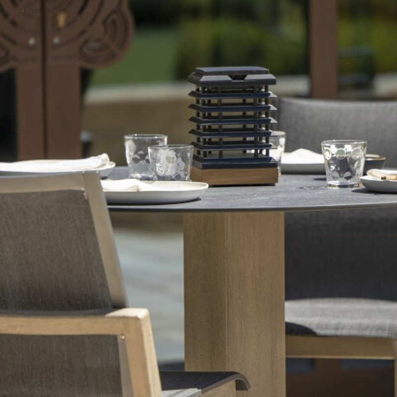 TEKURA Lampe solaire de table 300 Lumens H.21 Teck/HPL Beton ciré - Les Jardins | L'Ornithorynque Marseille