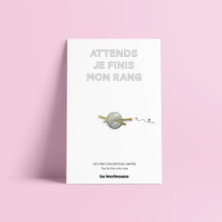Pin’s Tricot - Attends je finis mon rang - Blanc - Les Imprimeuses