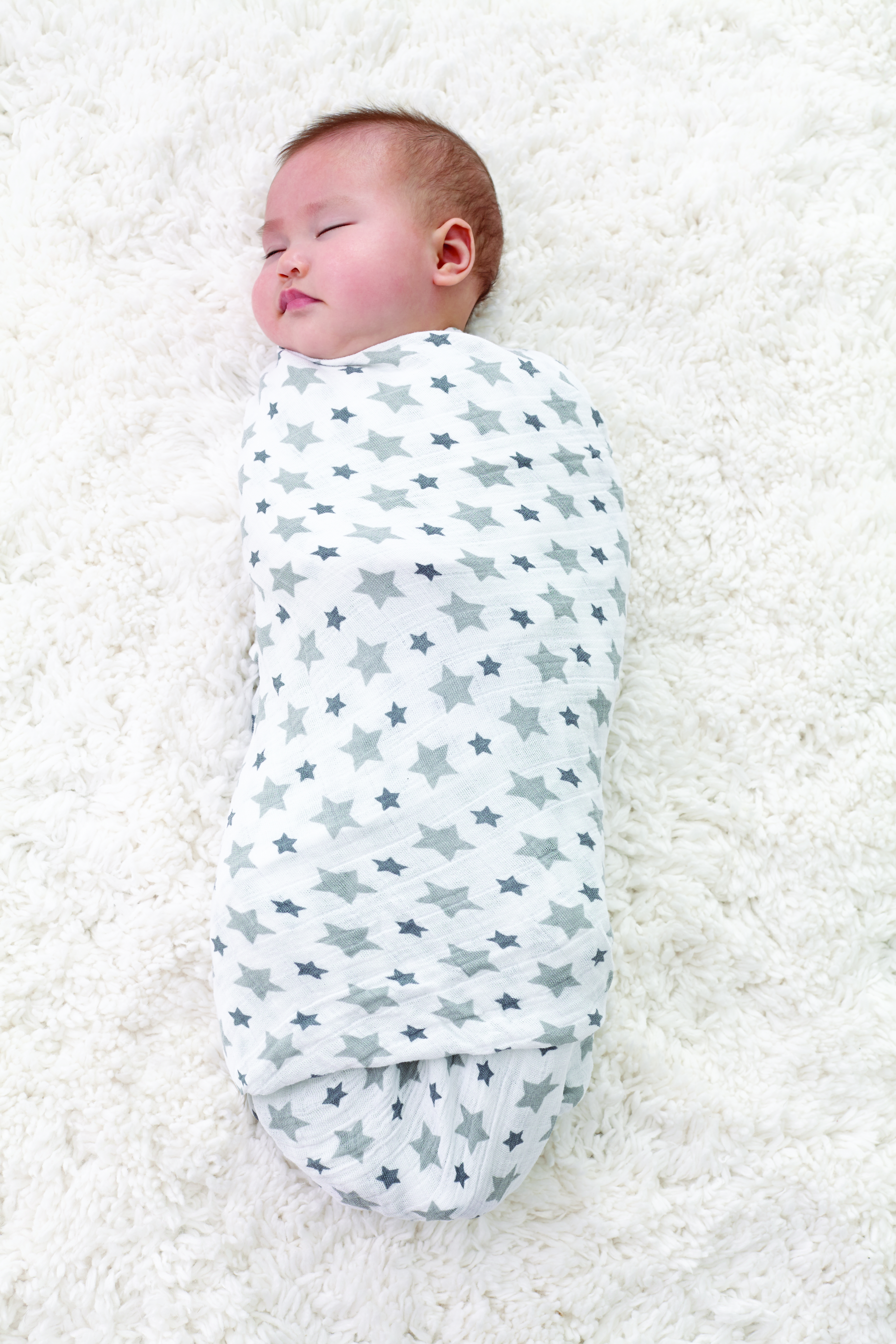 2038_4-classic-4-pack-swaddle-twinkle-lifestyle.jpg